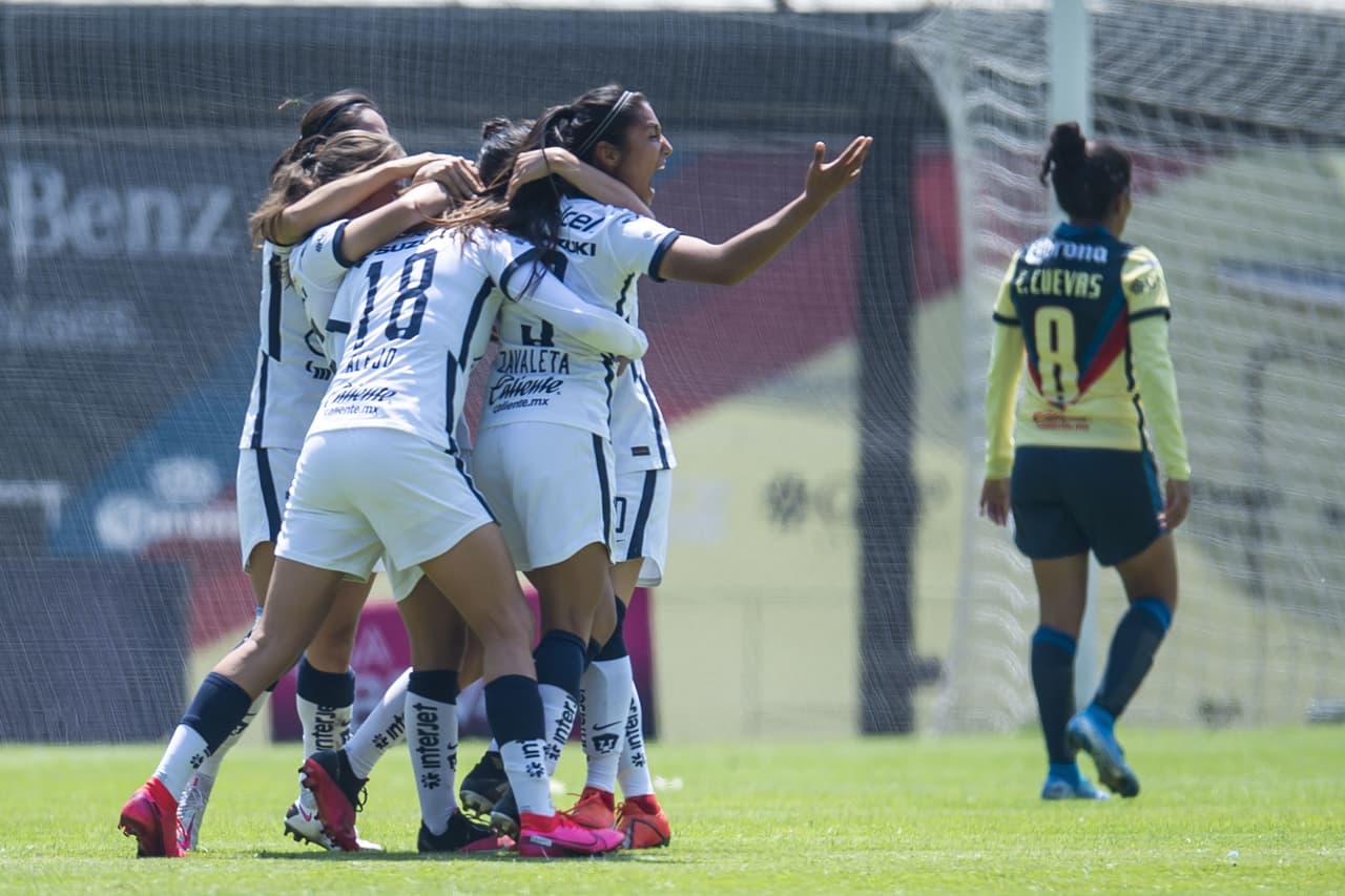 Jugadoras de la UNAM celebran gol