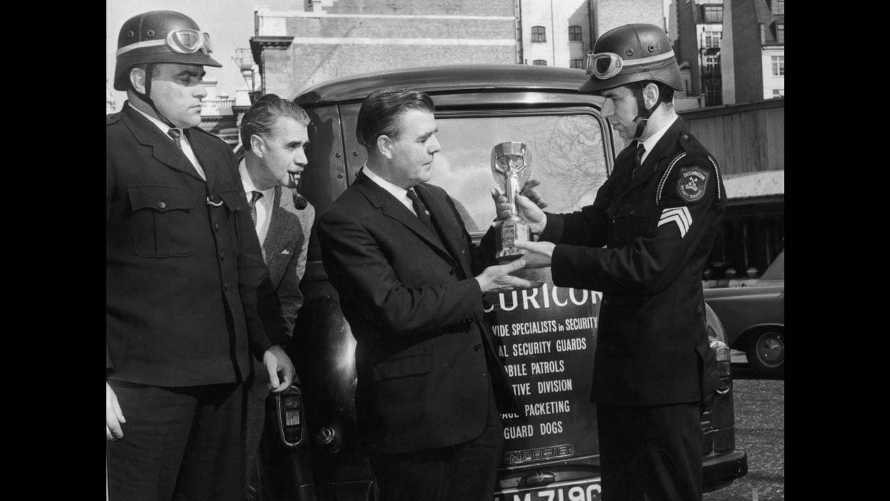 Sidney Cugullere (1926-2005), quien tendría más fechorías en su haber, era fanático del Arsenal. Gary Cugullere, sobrino del ladrón, declaró: “Sidney sólo la mangó por entusiasmo, no por una motivación económica. Solo porque era demasiado fácil”.