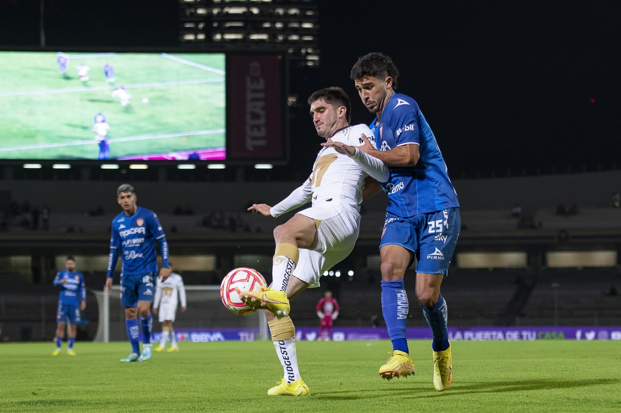 Poggi intentó contener a Gustavo del Prete durante el partido. Por otro lado el argentino no estuvo fino en el último cuarto del terreno de juego.