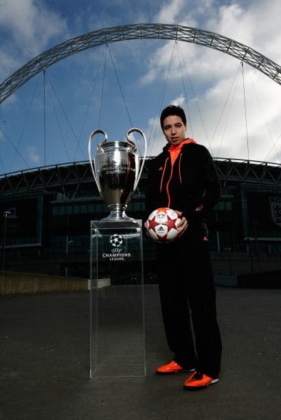 El galo Nasri, del Arsenal, tomando la pelota y al lado del trofeo.