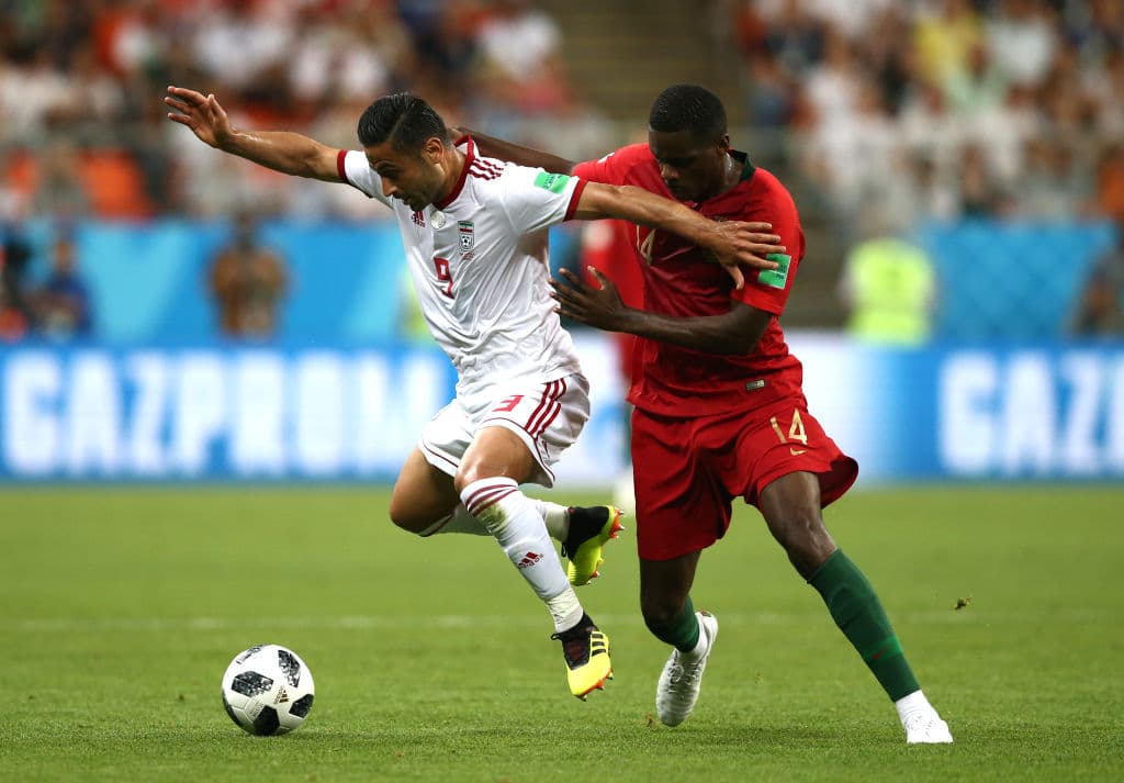 Tan solo se escuchó el silbatazo inicial y Portugal salió a morder a Irán. Aquí se aprecia la presión que ejercía William Carvalho (14) sobre el jugador iraní Omid Ebrahimi (9) en el centro del campo.