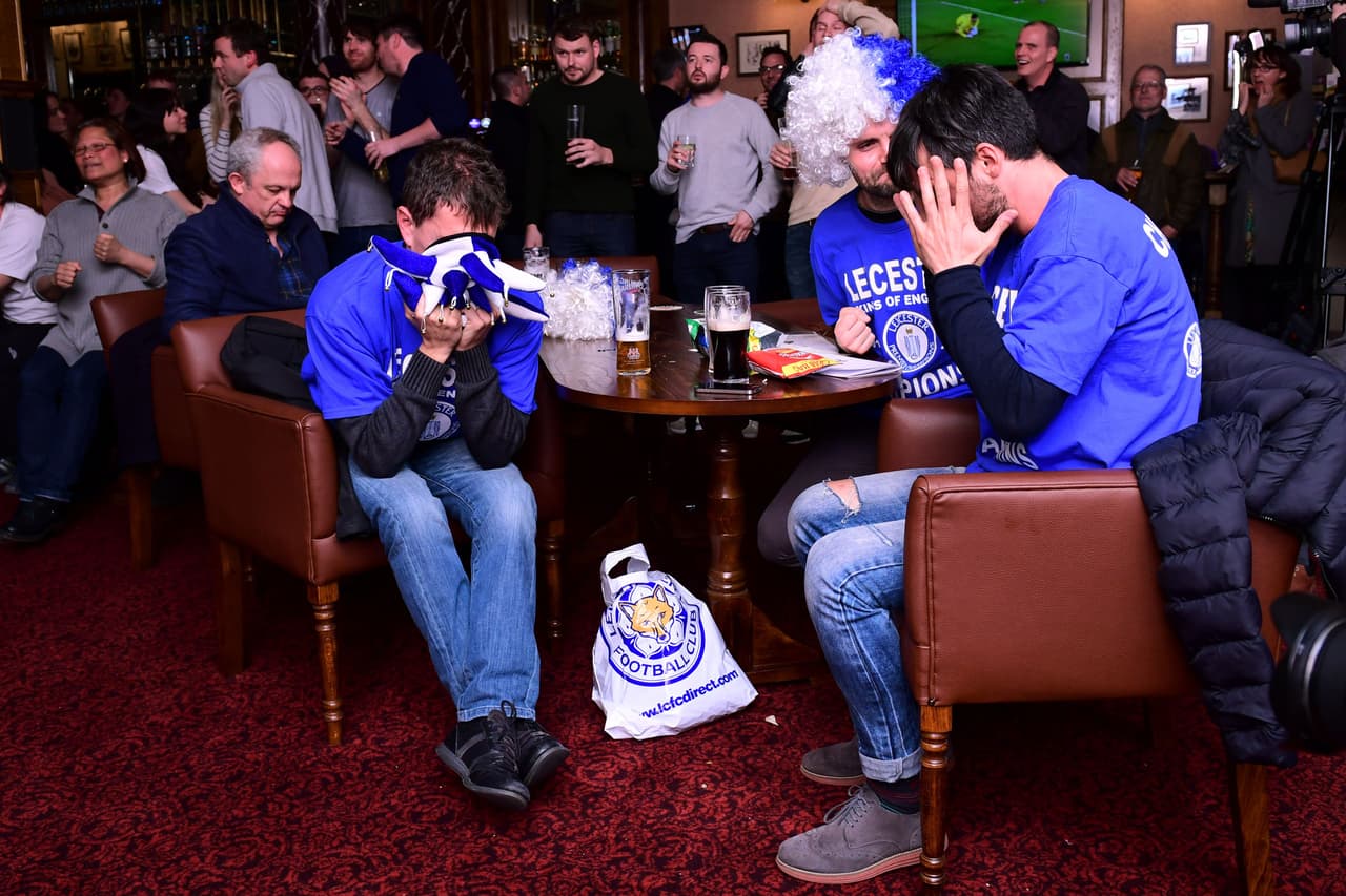 Decenas de aficionados de los 'Foxes' se reunieon en bares para presenciar el empate de Chelsea y Tottenham que le dio al título de la Premier League al Leicester. Los fans festejaron con algarabía los goles de los 'Blues' y el pitazo final que los puso como campeones.