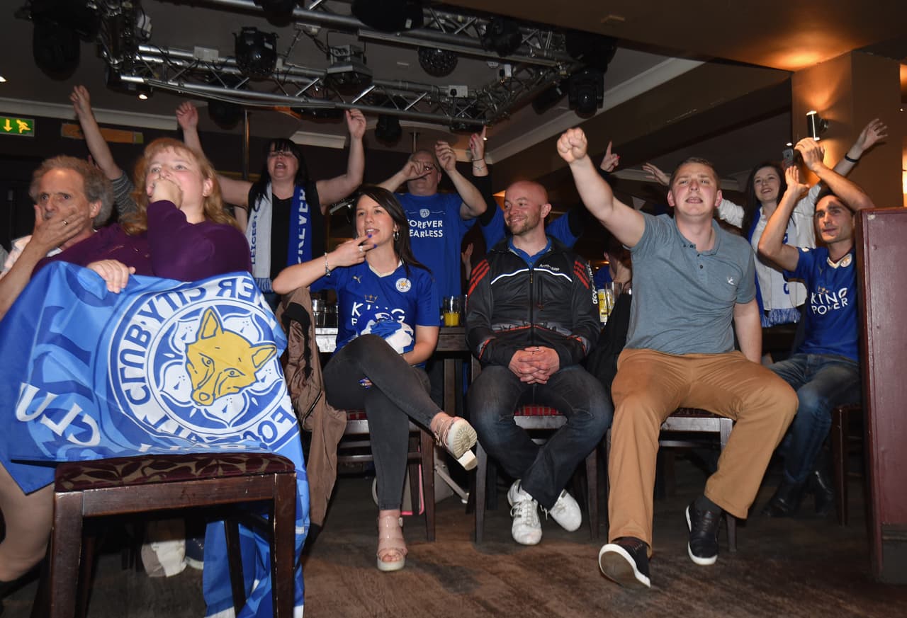 Decenas de aficionados de los 'Foxes' se reunieon en bares para presenciar el empate de Chelsea y Tottenham que le dio al título de la Premier League al Leicester. Los fans festejaron con algarabía los goles de los 'Blues' y el pitazo final que los puso como campeones.