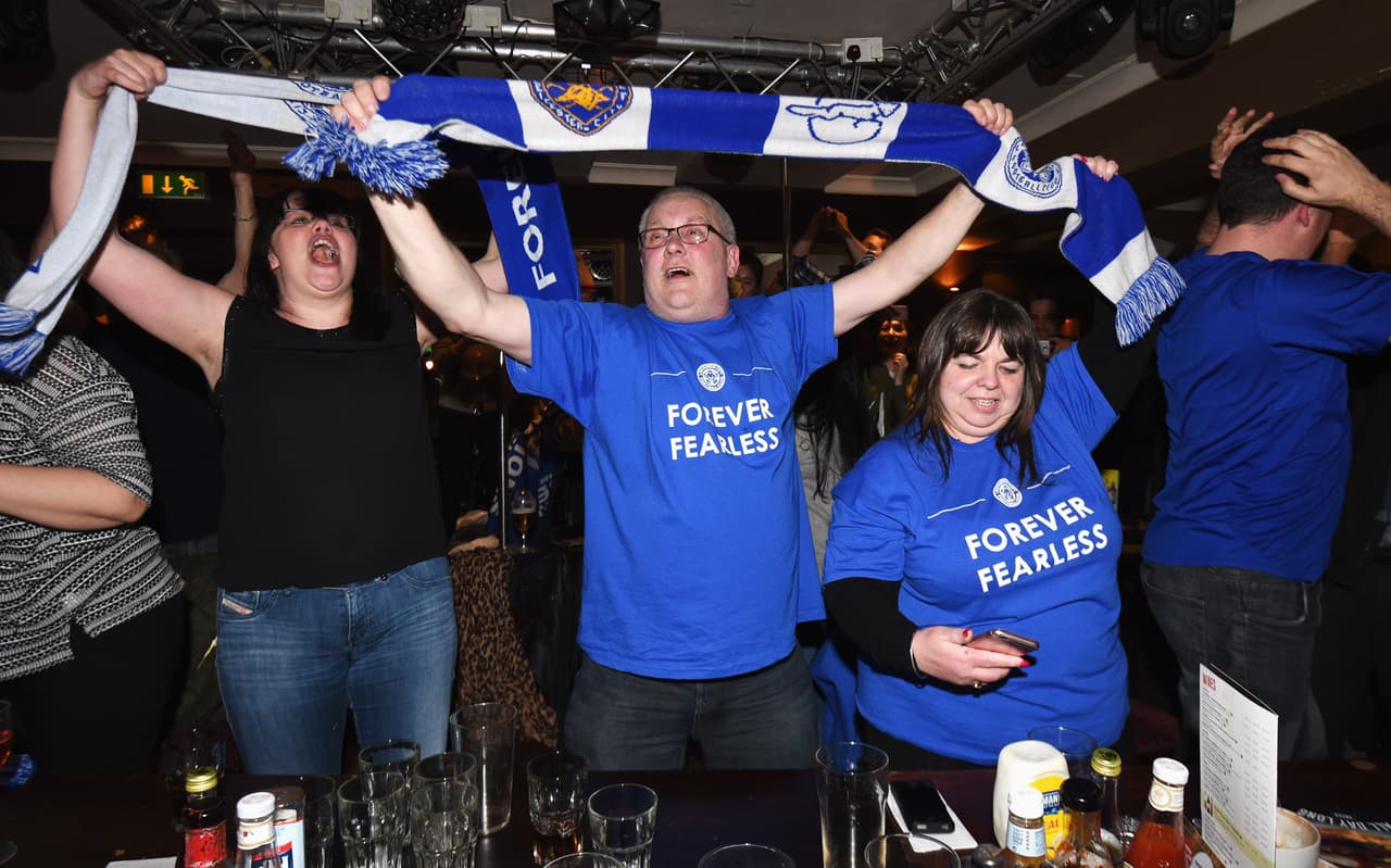 Decenas de aficionados de los 'Foxes' se reunieon en bares para presenciar el empate de Chelsea y Tottenham que le dio al título de la Premier League al Leicester. Los fans festejaron con algarabía los goles de los 'Blues' y el pitazo final que los puso como campeones.