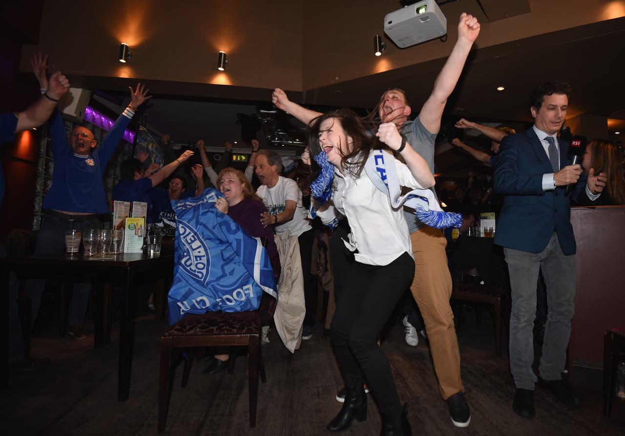 Decenas de aficionados de los 'Foxes' se reunieon en bares para presenciar el empate de Chelsea y Tottenham que le dio al título de la Premier League al Leicester. Los fans festejaron con algarabía los goles de los 'Blues' y el pitazo final que los puso como campeones.