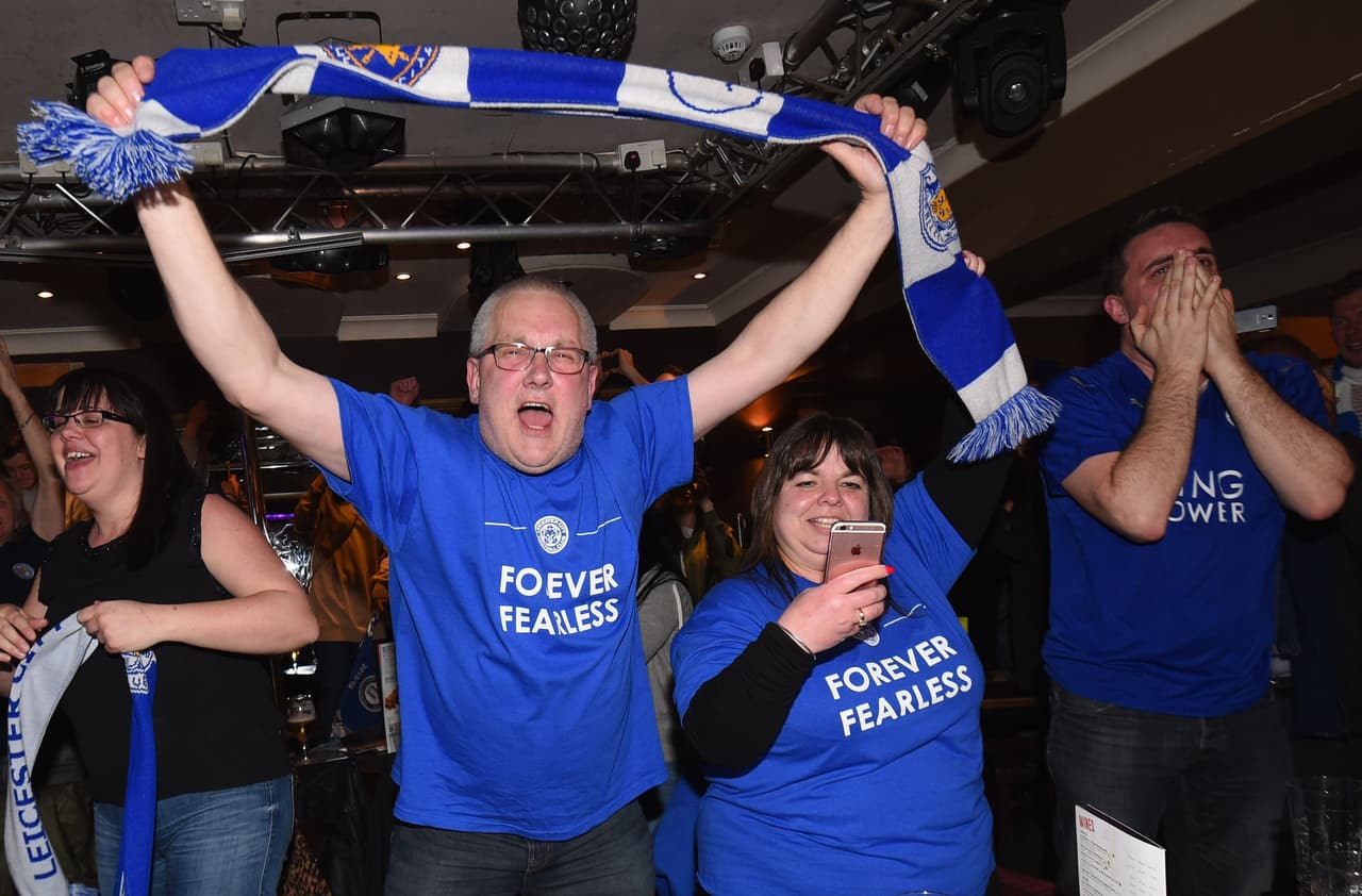 Decenas de aficionados de los 'Foxes' se reunieon en bares para presenciar el empate de Chelsea y Tottenham que le dio al título de la Premier League al Leicester. Los fans festejaron con algarabía los goles de los 'Blues' y el pitazo final que los puso como campeones.