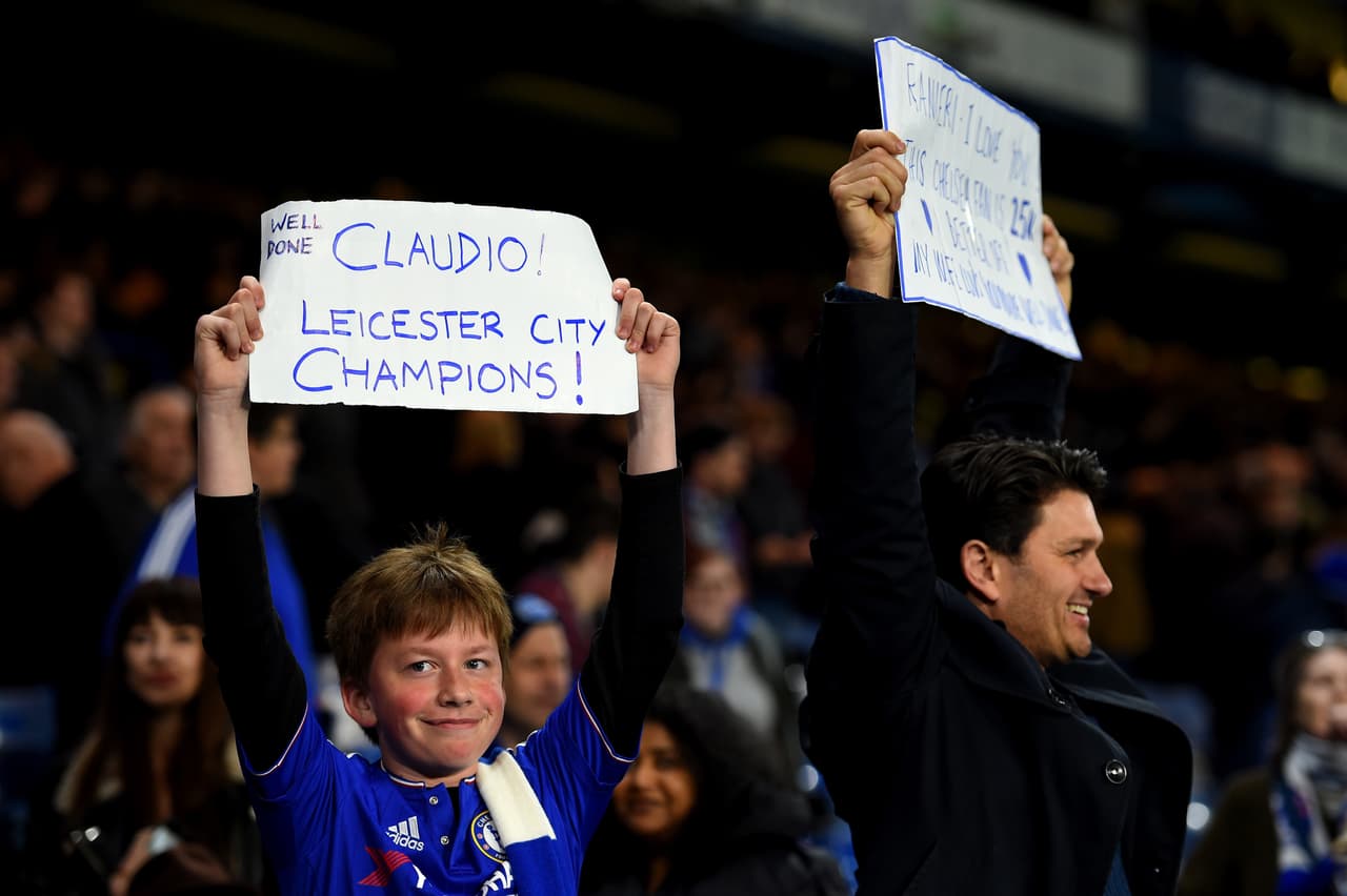 Decenas de aficionados de los 'Foxes' se reunieon en bares para presenciar el empate de Chelsea y Tottenham que le dio al título de la Premier League al Leicester. Los fans festejaron con algarabía los goles de los 'Blues' y el pitazo final que los puso como campeones.