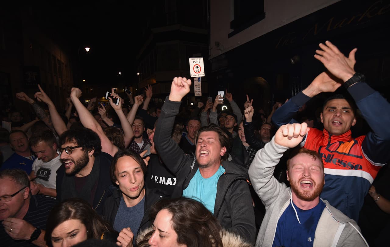 Decenas de aficionados de los 'Foxes' se reunieon en bares para presenciar el empate de Chelsea y Tottenham que le dio al título de la Premier League al Leicester. Los fans festejaron con algarabía los goles de los 'Blues' y el pitazo final que los puso como campeones.