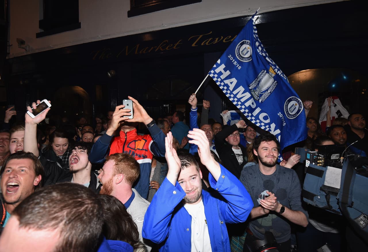 Decenas de aficionados de los 'Foxes' se reunieon en bares para presenciar el empate de Chelsea y Tottenham que le dio al título de la Premier League al Leicester. Los fans festejaron con algarabía los goles de los 'Blues' y el pitazo final que los puso como campeones.