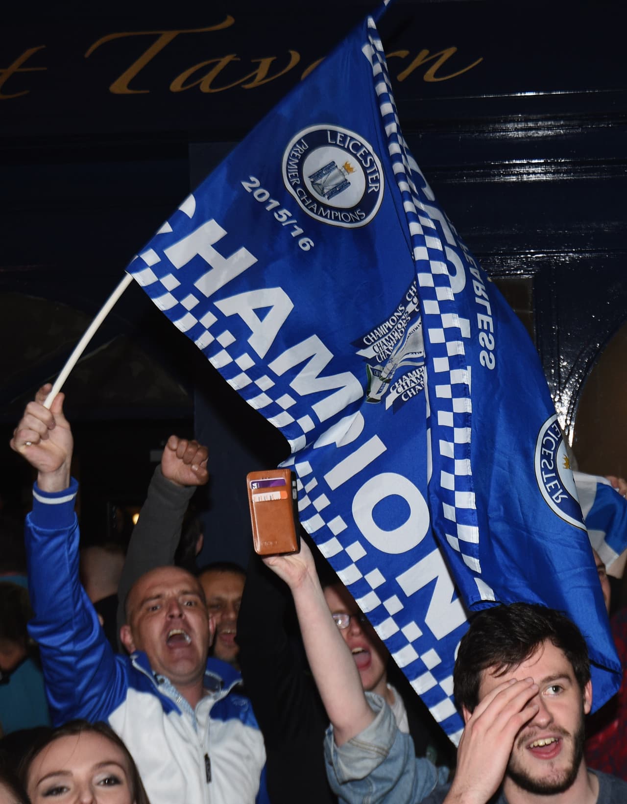 Decenas de aficionados de los 'Foxes' se reunieon en bares para presenciar el empate de Chelsea y Tottenham que le dio al título de la Premier League al Leicester. Los fans festejaron con algarabía los goles de los 'Blues' y el pitazo final que los puso como campeones.