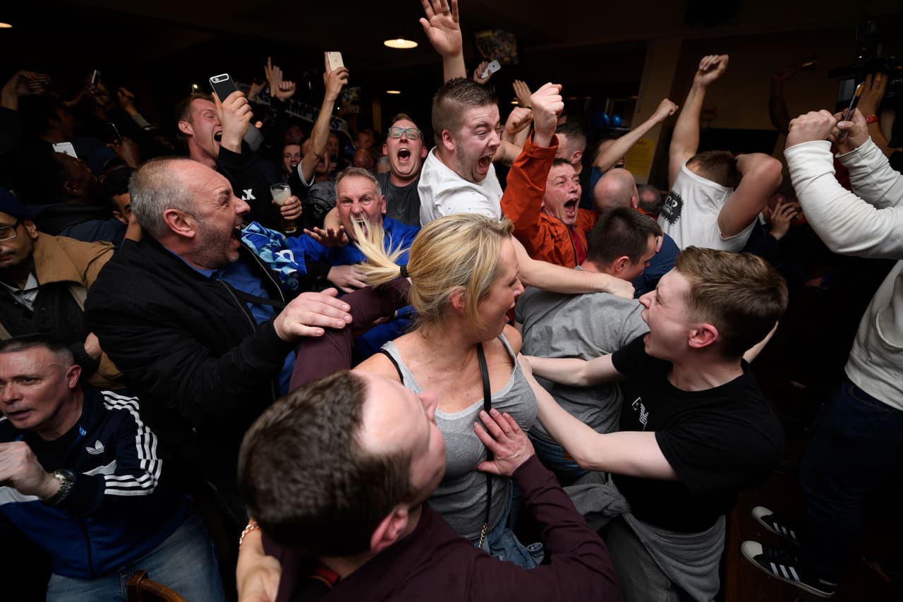 Decenas de aficionados de los 'Foxes' se reunieon en bares para presenciar el empate de Chelsea y Tottenham que le dio al título de la Premier League al Leicester. Los fans festejaron con algarabía los goles de los 'Blues' y el pitazo final que los puso como campeones.