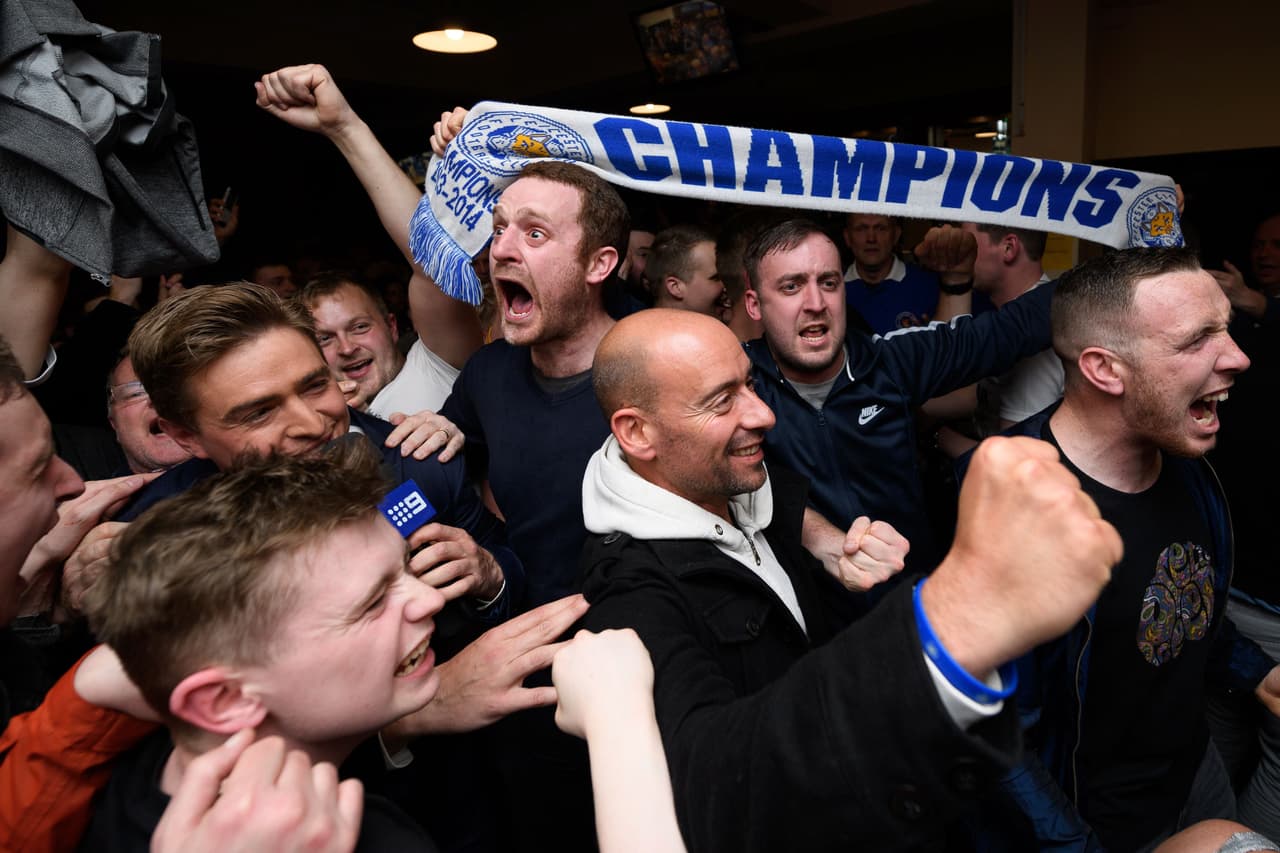 Decenas de aficionados de los 'Foxes' se reunieon en bares para presenciar el empate de Chelsea y Tottenham que le dio al título de la Premier League al Leicester. Los fans festejaron con algarabía los goles de los 'Blues' y el pitazo final que los puso como campeones.