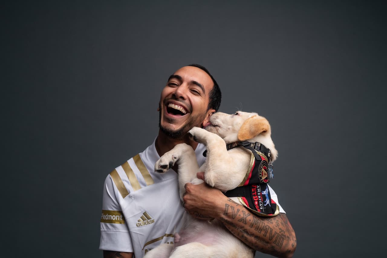 Él es Spike, el perro que busca servir como entrenamiento de perros y porta con gusto la playera del Atlanta United. Su misión es ayudar en algún momento a ayudar a un veteranos que lo necesiten.