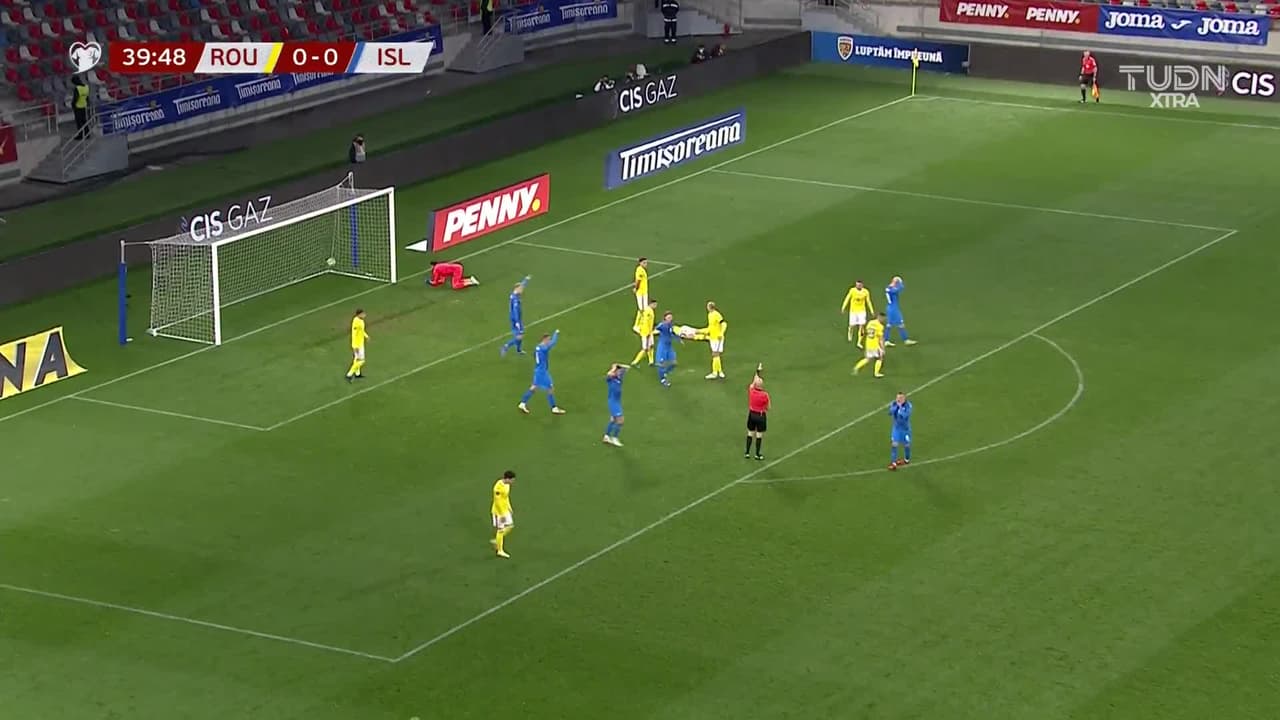 ¡TIRO ATAJADO! disparo por Albert Gudmundsson.