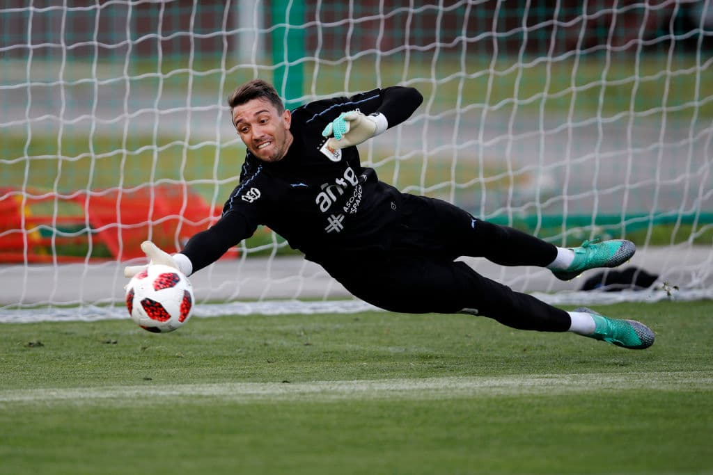 De igual manera, Fernando Muslera tiene en el arco una misión muy importante durante el partido y eventualmente en los penaltis, si se llega a esa definición.