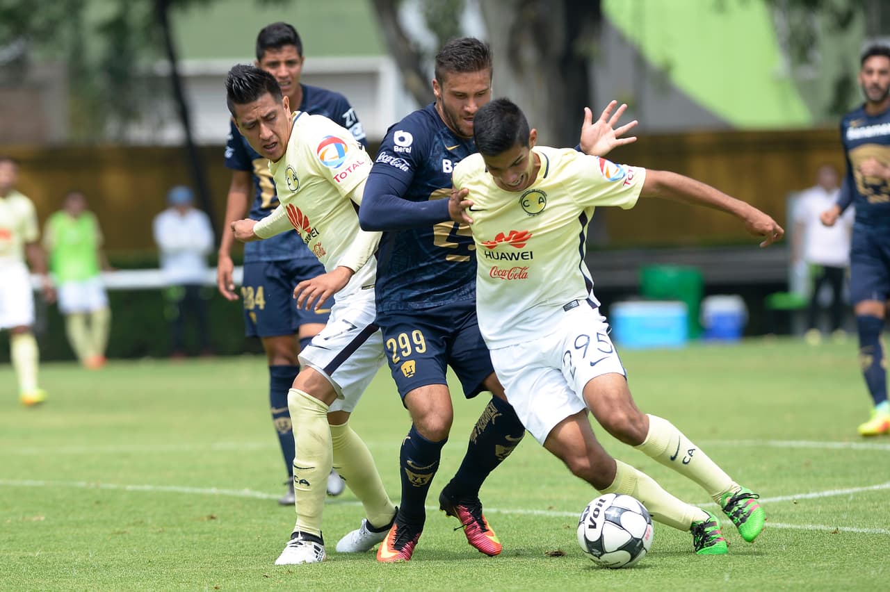 Iniestra es un volante corpulento, de 1,75 metros de estatura y 80 kilogramos de peso, muy diferente a Iniesta.