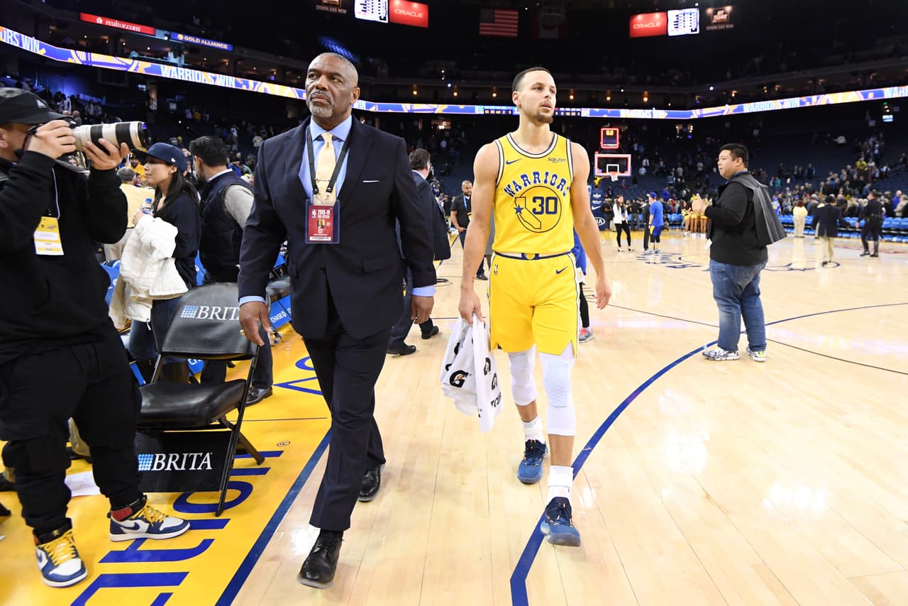 No solo fueron los 36 puntos lo que sorprendió de Curry en esta noche, sino que 30 puntos fueron gracias a sus 10 triples. Además, logró siete asistencias y seis rebotes, siendo el mejor de la cancha con Kevin Durant muy cerca.