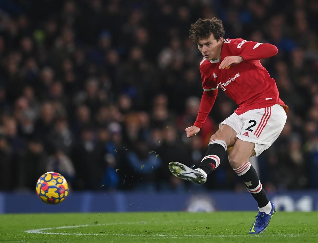 Chelsea empata 1-1 ante el Manchester United durante la J13 de la Premier League. Jadon Sancho abrió el marcador al minuto 50' a favor de los Red Devils, pero Jorge Luis Frello logra igualar el marcador al 69'. Cristiano Ronaldo entró de cambio.