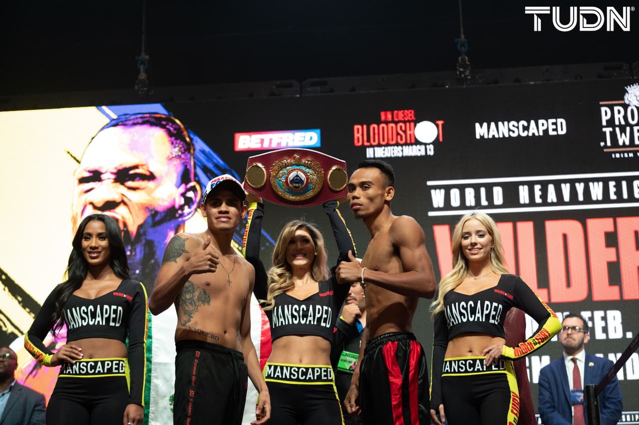 El mexicano ‘Vaquero’ Navarrete y Jeo Santisima cumplieron en la báscula al marcar 122 libras. El pleito es por el cetro mundial supergallo OMB del ‘Vaquero’.