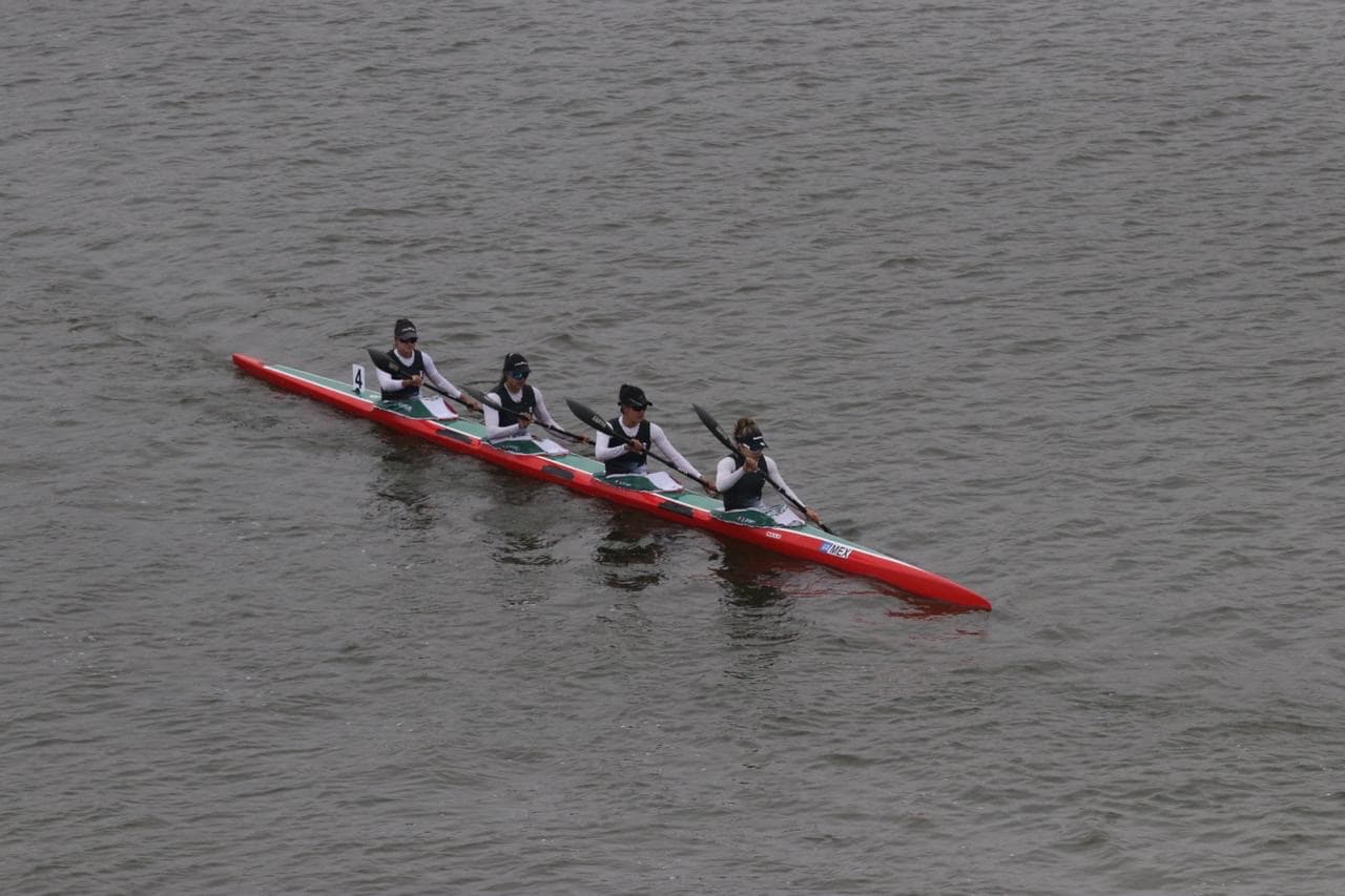 Más tarde, también en Albufera Medio Mundo, la cuarteta mexicana integrada por Karina Alanis, Beatriz Briones, Brenda Gutiérrez y Maricela Montemayor, compitió en la prueba K4 500 metros.