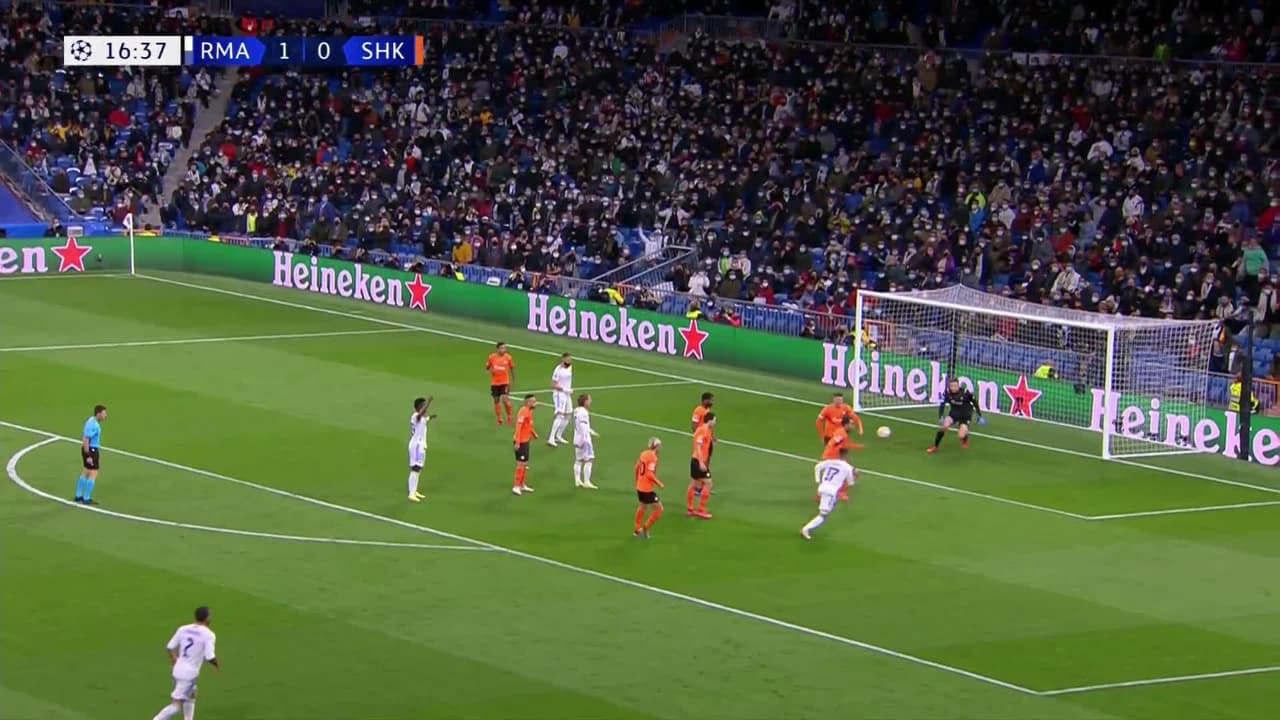 ¡TIRO ATAJADO! disparo por Luka Modric.