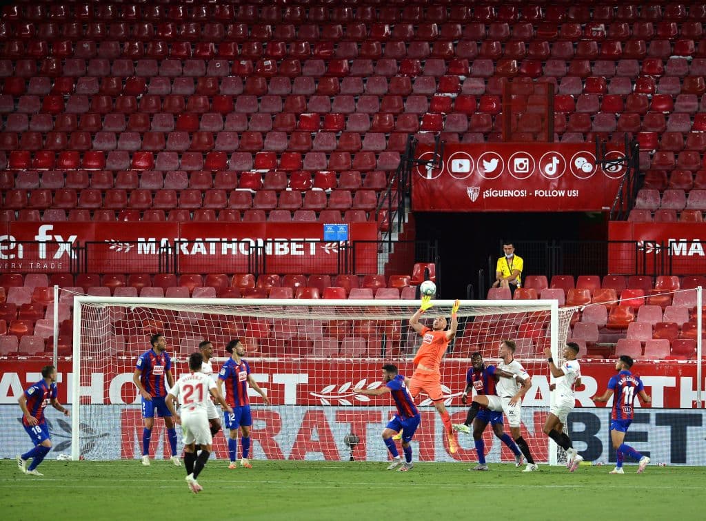 Marko Dmitrovic debe salir de su área para rechazar el saque de esquina de Ever Banega.