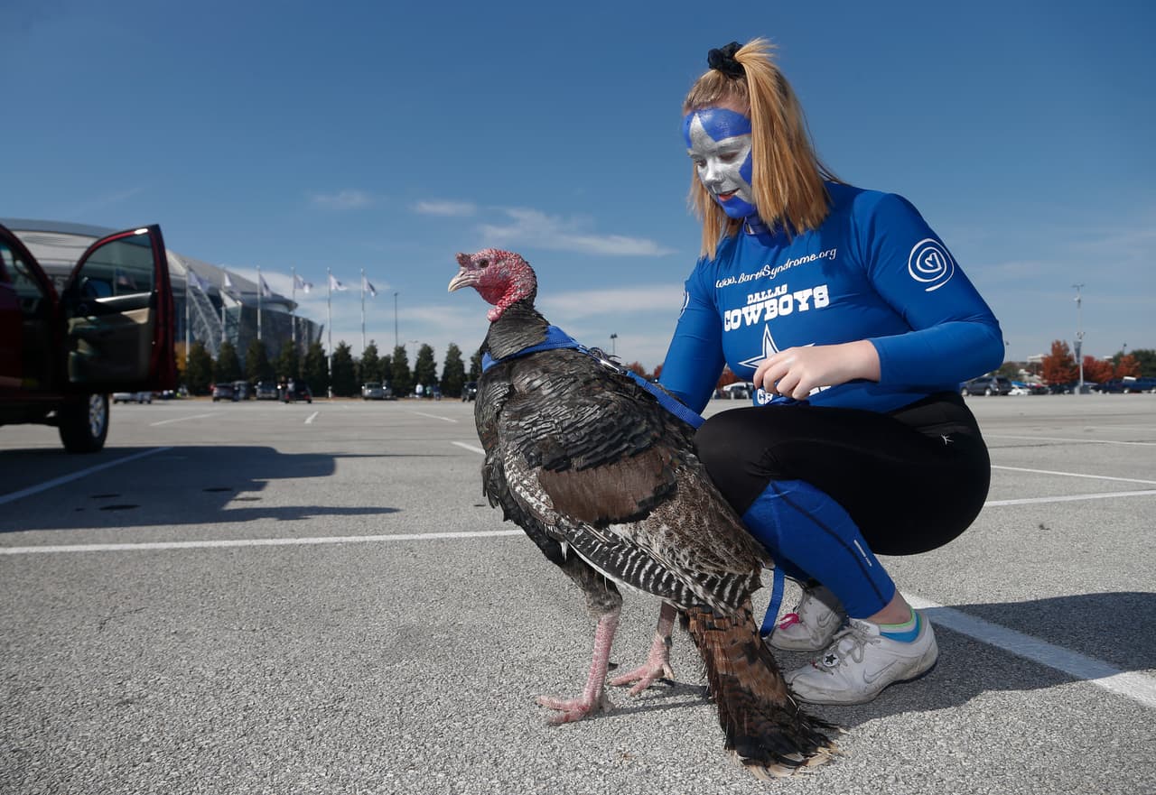 La tradición del Día de Acción de Gracias se mezcló con la fiesta del choque de Dallas Cowboys y Washington Redskins en la NFL, con mucho colorido en el AT&T Stadium en Arlington.