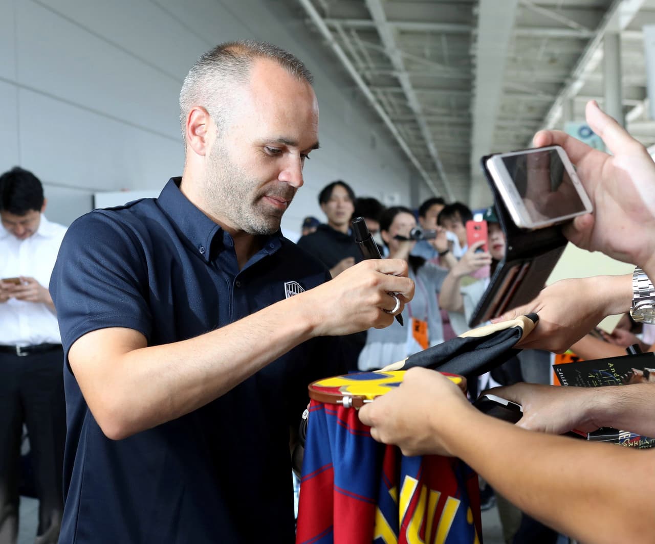La incorporación de Iniesta al Vissel Kobe se produjo tres días después de que el también jugador español Fernando Torres fuera presentado en Tokio por el club Sagan Tosu.