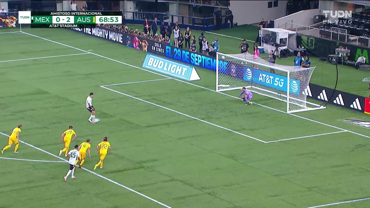 ¡GOL!  anota para México. Raúl Jiménez