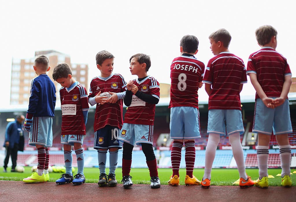 <b>West Ham. </b>Los 'Hammers' cobran 700 libras, $16.916 pesos, en los grandes partidos para salir con los jugadores al campo. Se reservan tres plazas para rifar entre los socios.
