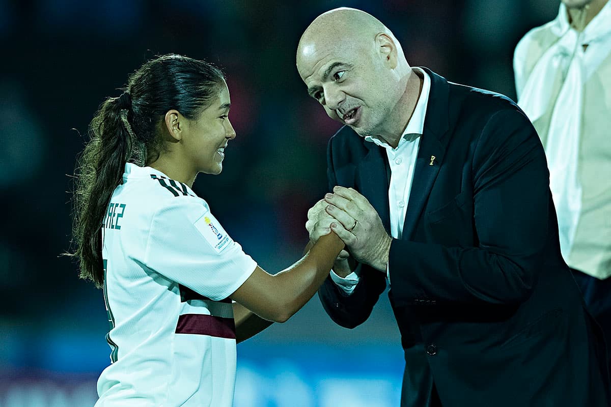 El presidente de la FIFA, Gianni Infantino (derecha) saludó a Nicole Pérez, ganadora del Balón de Plata.