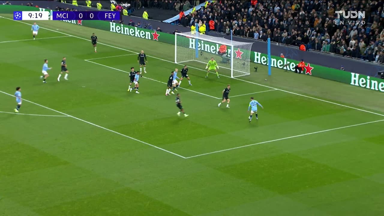 ¡CERCA! Erling Haaland disparó que se estrella en el poste.