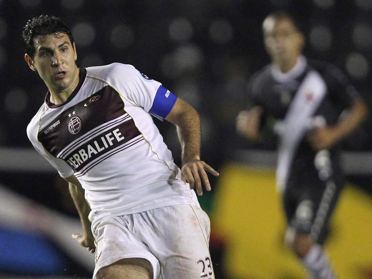 Poco a poco se fue convirtiendo en una de las figuras de los Granates, siendo vital en el título del Apertura 2007 y el subcampeonato del Clausura 2011. Un ídolo de la afición del sur de Buenos Aires.