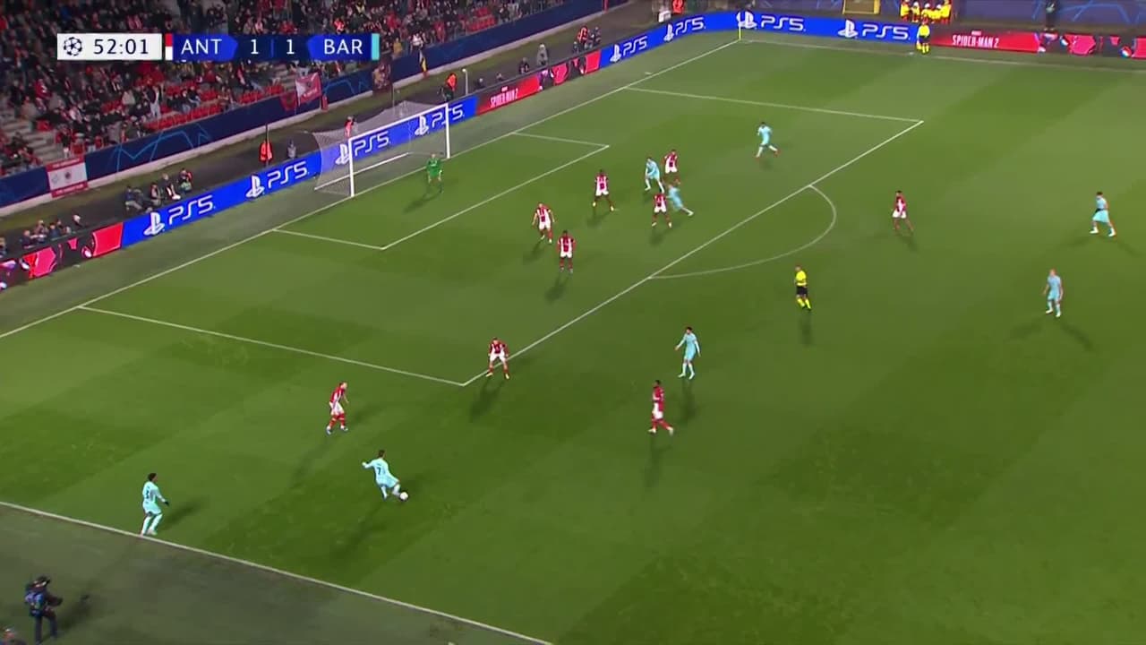 ¡CERCA! Lamine Yamal disparó que se estrella en el poste.