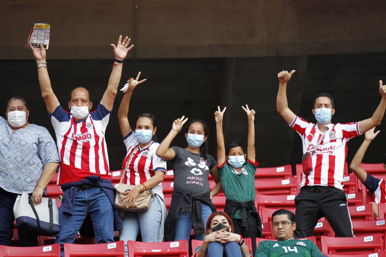 La afición tapatía se hizo presente en el Akron.