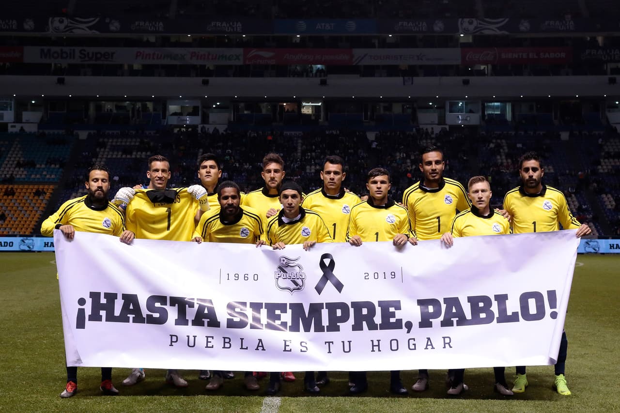 Con una playera en honor a Pablo Larios posaron los jugadores del Puebla en el Estadio Cuauhtémoc.
