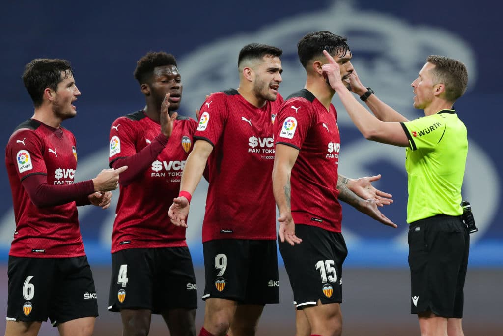 Con dobletes de Karim Benzema y Vinicius Junior, el Real madrid camina a la victoria 4-1 sobre el Valencia.