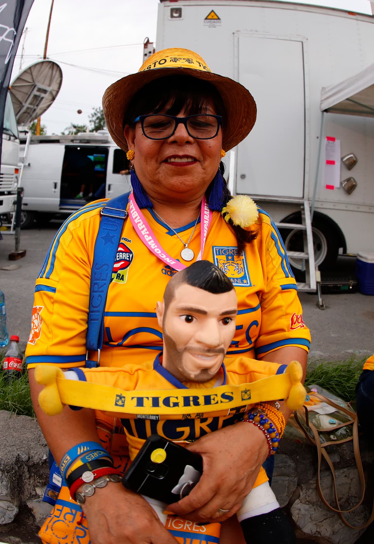 Aficionados de Tigres, mayoritariamente, y del León, tomaron por 'asalto' las inmediaciones del Estadio Universitario para atestiguar el juego de Ida de la Final del Clausura 2019 de la Liga MX en Monterrey. Se esmeraron y le pusieron un fantástico ambiente.