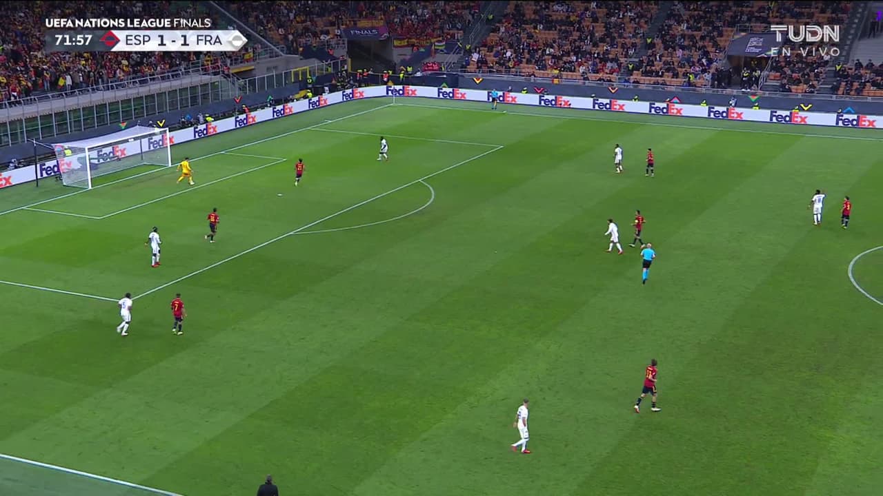 ¡TIRO ATAJADO! disparo por Kylian Mbappé.