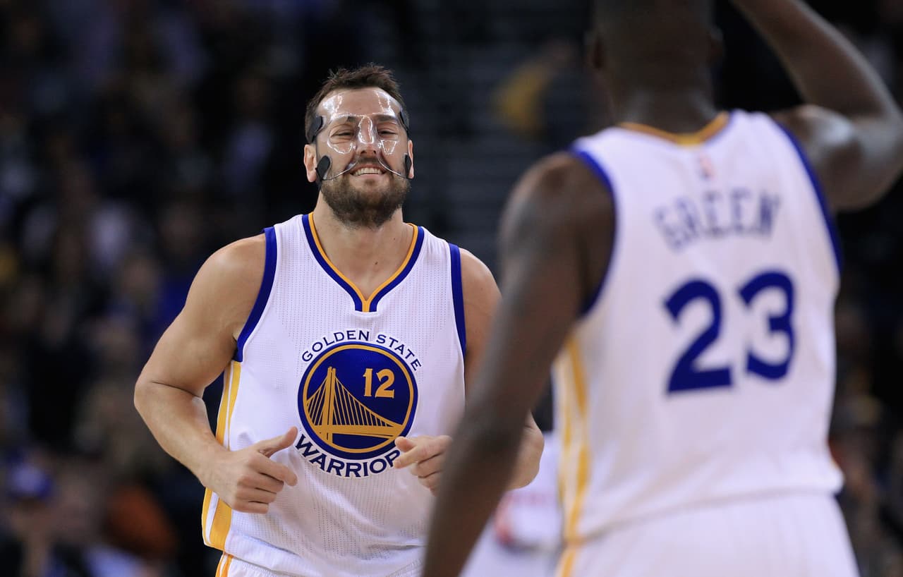Andrew Bogut regresa a los Warriors de cara a los Playoffs
