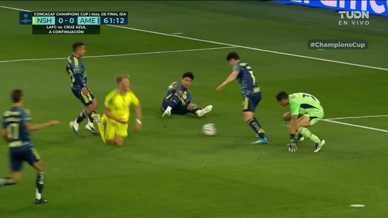 ¿Penal para el Nashville? El árbitro deja correr la jugada y no se marca nada