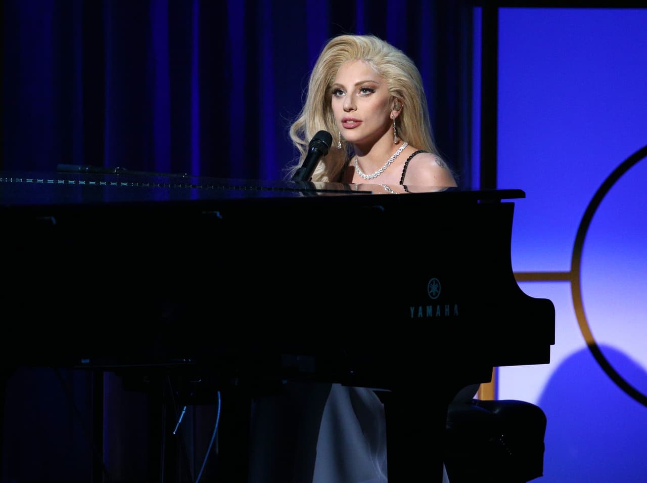 La polémica cantante entonará "The Star-Spangled Banner" en el Levi's Stadium en Santa Clara, California, donde los Carolina Panthers se enfrentarán a los Denver Broncos.