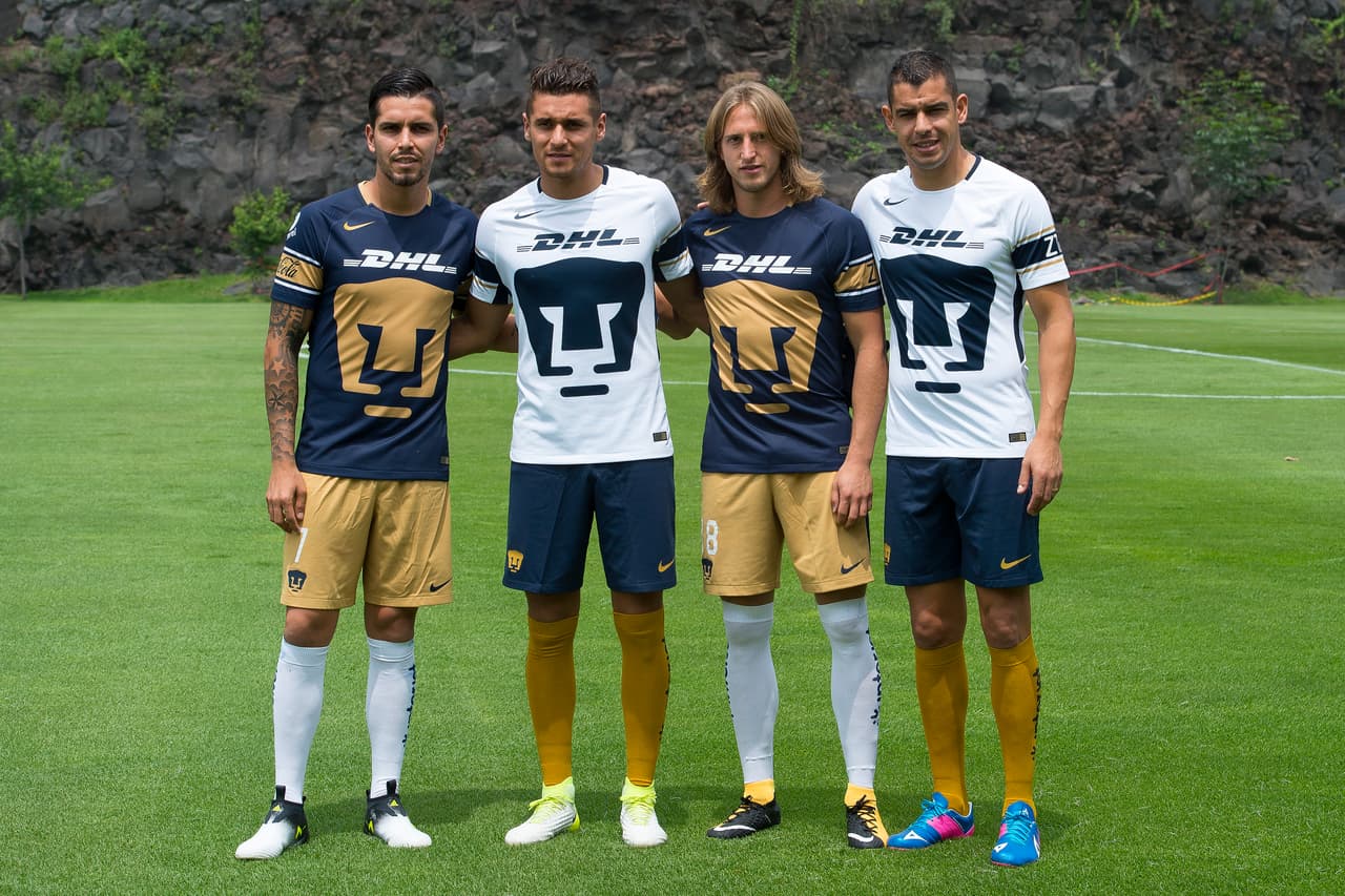 Así se verán las dos equipaciones completas. Shorts dorados y azules, mientras que los calcetines serán blancos y dorados.