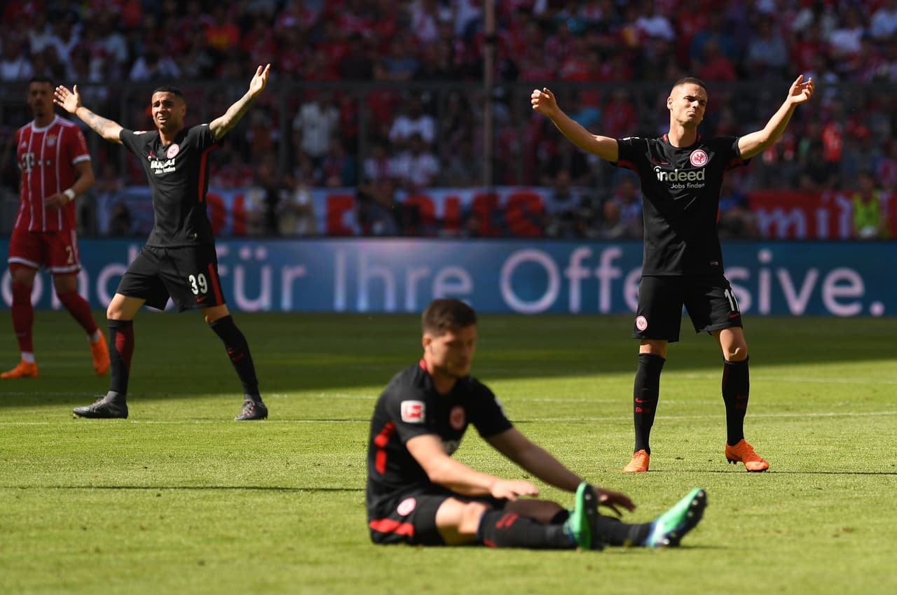 La más clara del Eintracht la tuvo Mijat Gaćinović con un remate de pierna derecha, a colocar, que se fue por muy poco.