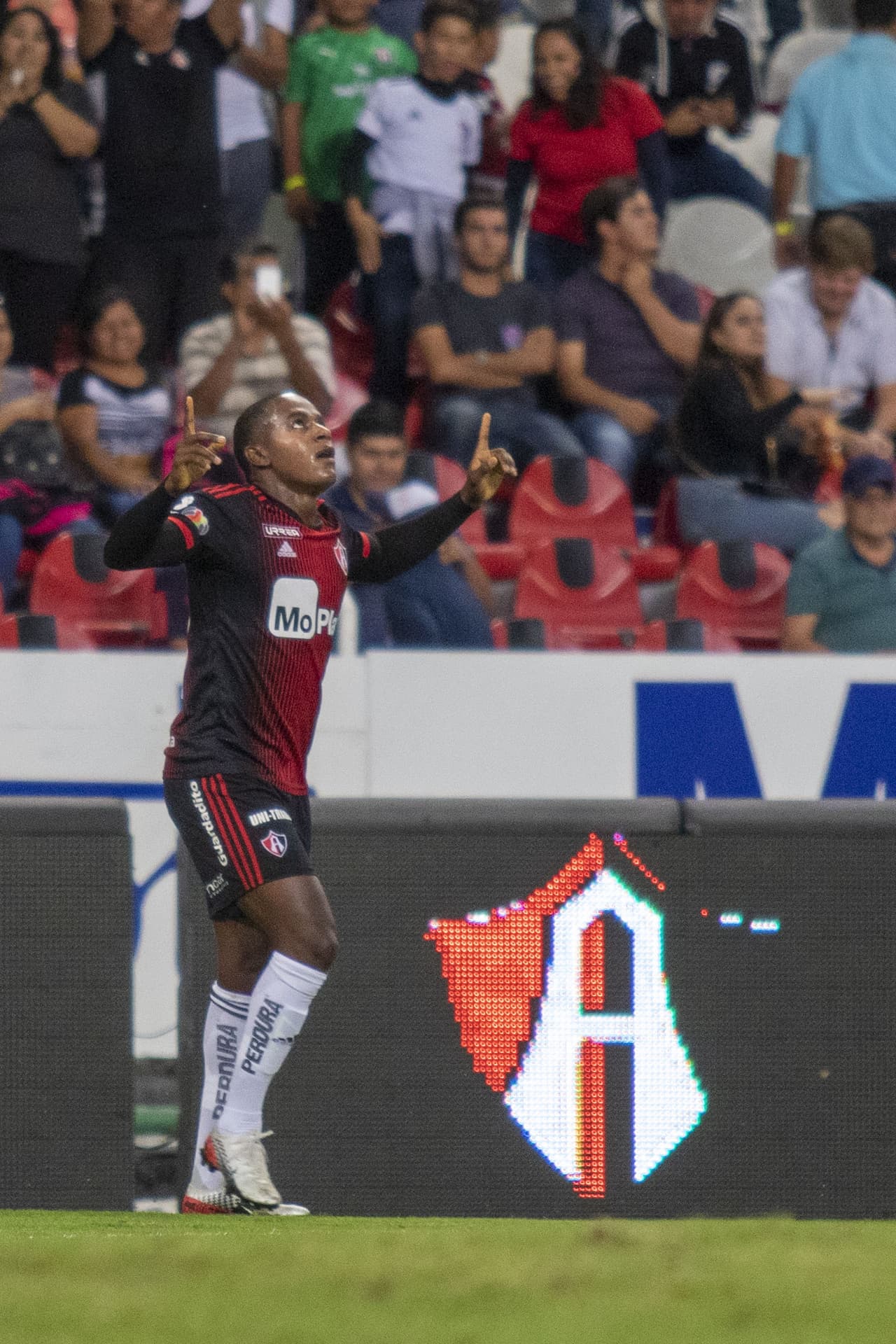 Con goles de Juan Castro al minuto 61 y Nicolas Ibañes al 90+3, el Atlético san Luis gana y pone en problemas al Atlas.