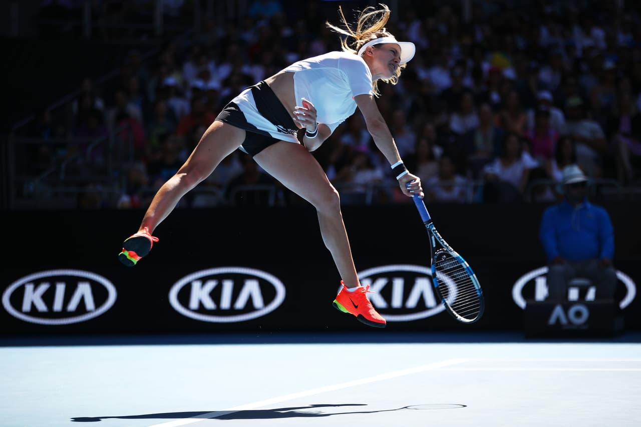 Los aficionados australianos tendrán de nuevo ocasión de ver a una de sus jugadoras preferidas, Eugene Bouchard, porque la canadiense venció a la china Shuai Peng, por 7-6 (5) y 6-2 para alcanzar la tercera ronda del primer Grand Slam del año.