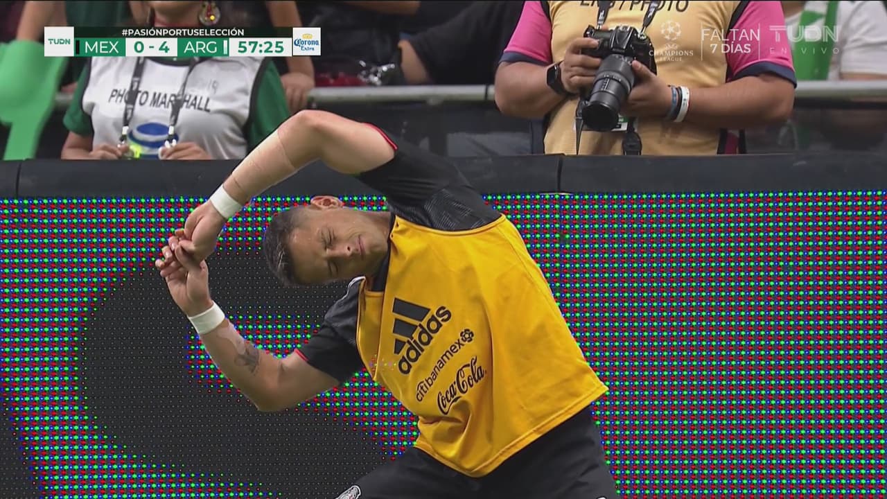 ¡El Alamodome pide al ‘Chicharito’! La afición corea a Hernández