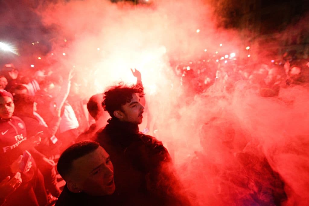 El PSG llega motivado con todo el cariño y color que le ha puesto la afición al recibimiento del equipo.