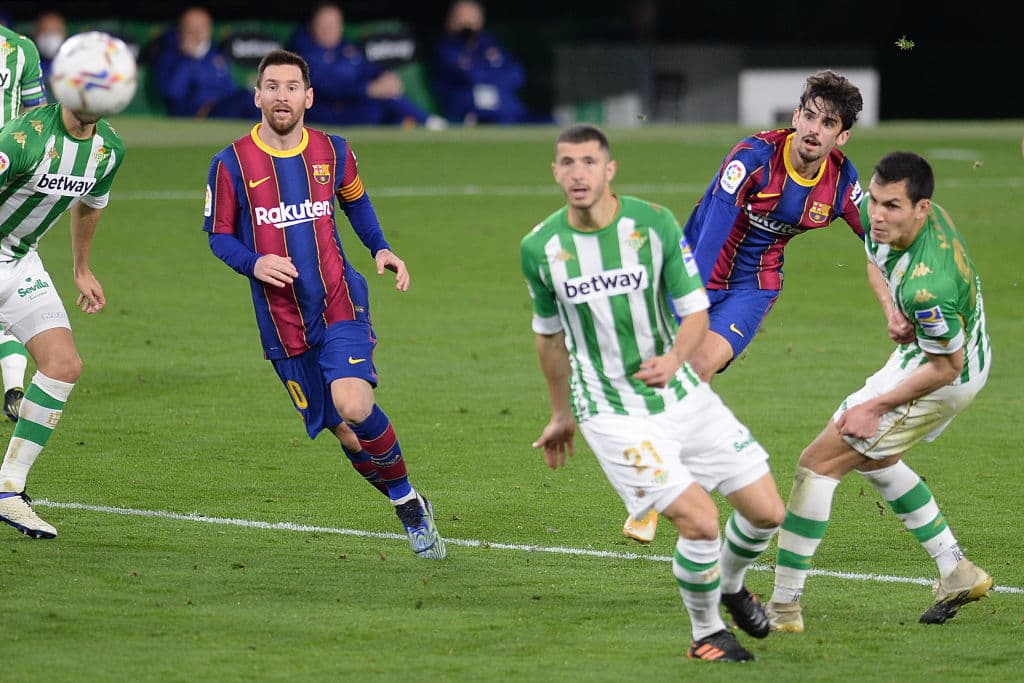 Gracias a los goles de Lionel Messi, autogol de Víctor Ruíz y gol de Trincao, el Barcelona vence 2-3 al Real Betis, empatan al Real Madrid con 43 unidades y se quedan con el segundo lugar de la tabla.