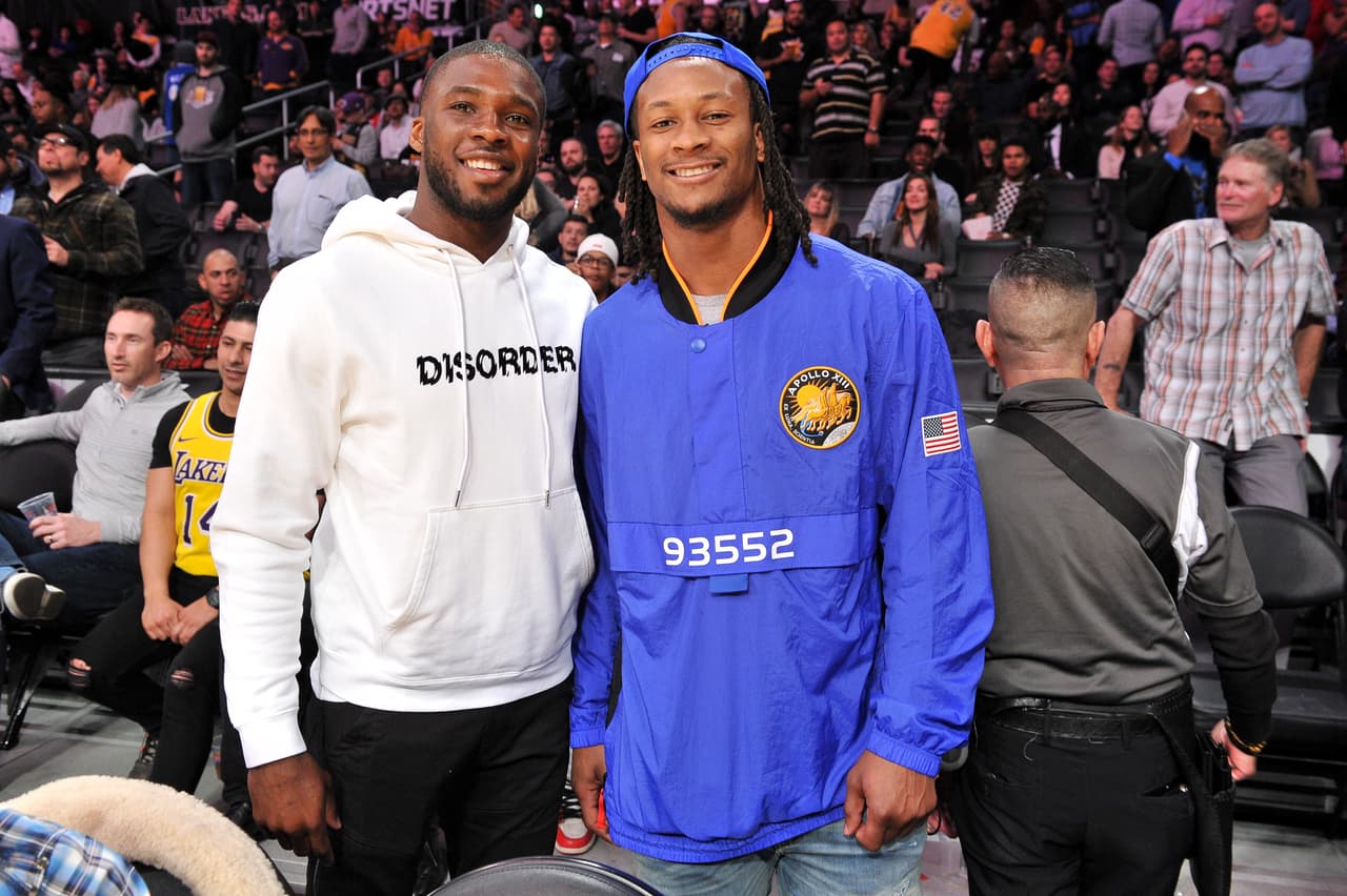 El corredor de Los Ángeles Rams, Todd Gurley, estuvo apoyando al equipo de LeBron James en esa noche angelina.